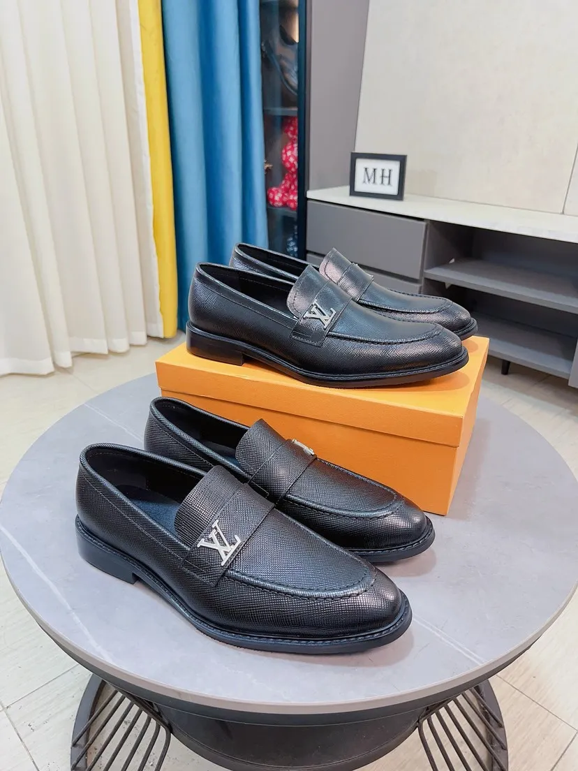 Men's shoes💰438🌹🌹【Louis Vuitton] LV official website synchronizes casual formal leather shoes, imported Italian first-layer calfskin, the leather feels natural and comfortable, and the flowing shoe body design embodies an extraordinary superior wearing experience. Smooth and tight hand-stitched seams achieve extraordinary noble taste. The lining is made of cowhide, which is high-end, comfortable and breathable, telling the man's high-spirited heart. Number of items in stock: 38-44 45 can be customized.